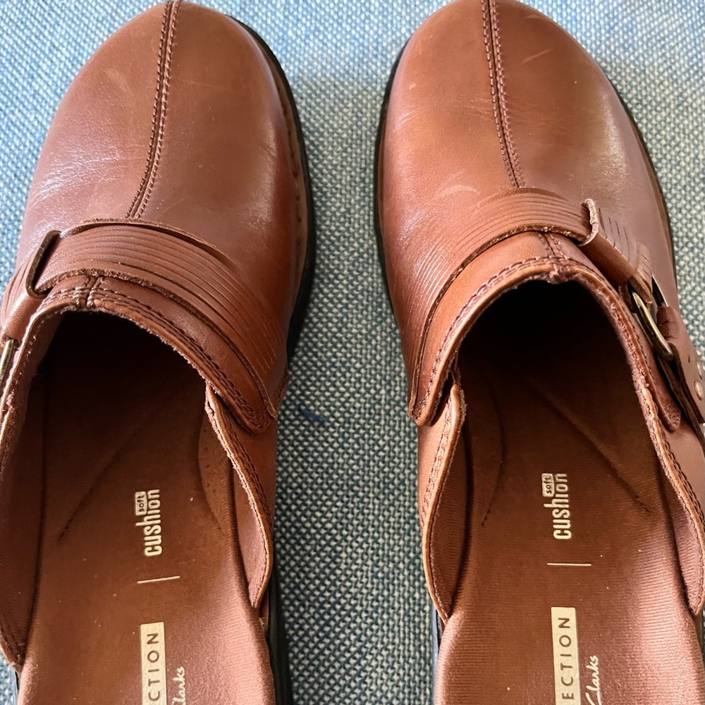 Luxurious leather brownish Clarks slip-ons7.5